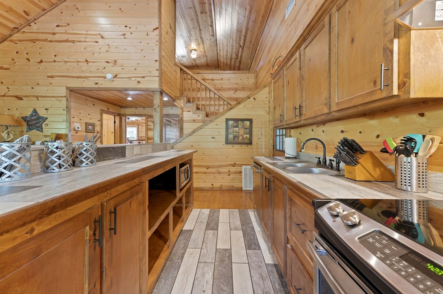 Charming Rustic Retreat with Hot-Tub and Equipped Deck in Broken Bow, Oklahoma