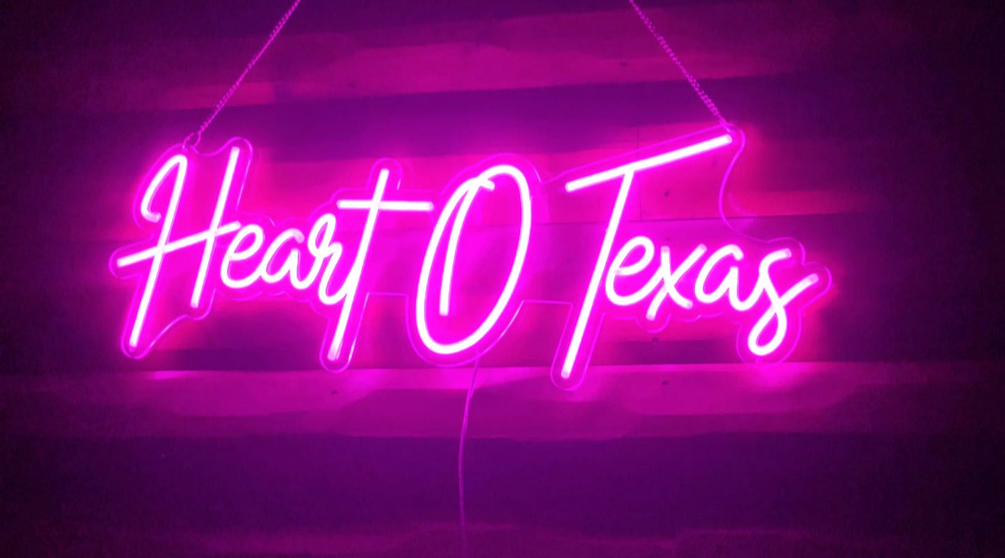 Charming Rustic Retreat with Hot-Tub and Equipped Deck in Broken Bow, Oklahoma