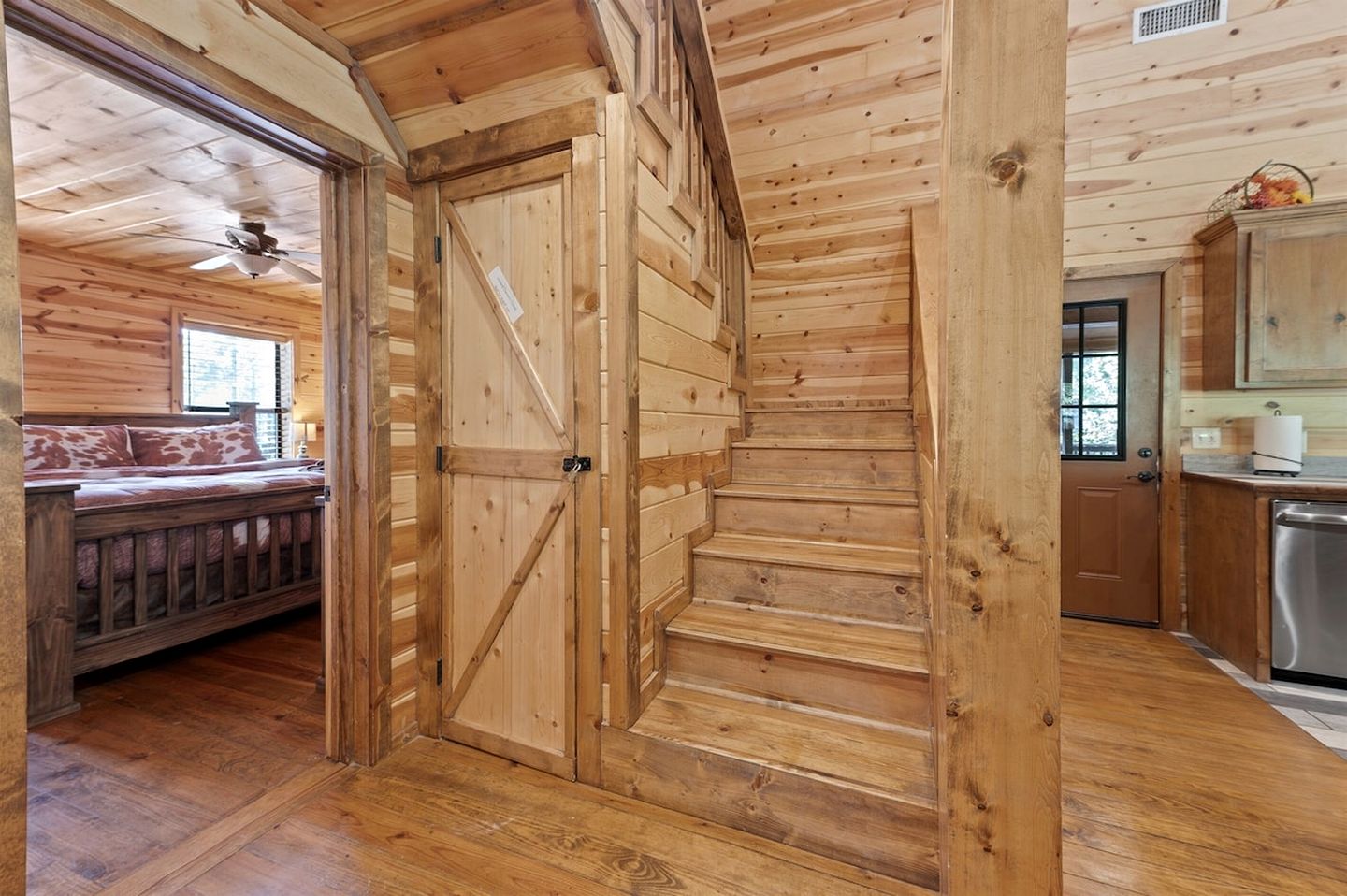 Charming Rustic Retreat with Hot-Tub and Equipped Deck in Broken Bow, Oklahoma