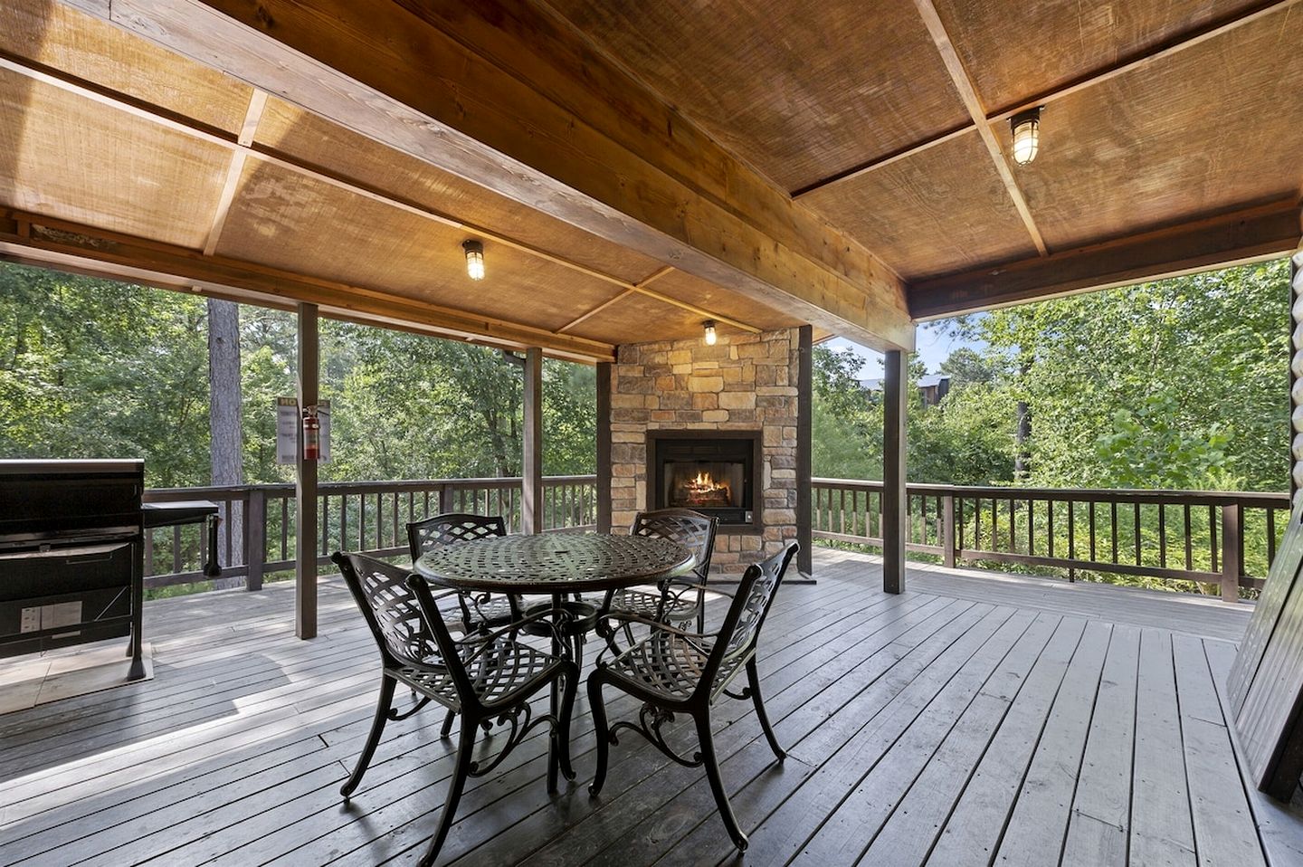 Charming Rustic Retreat with Hot-Tub and Equipped Deck in Broken Bow, Oklahoma