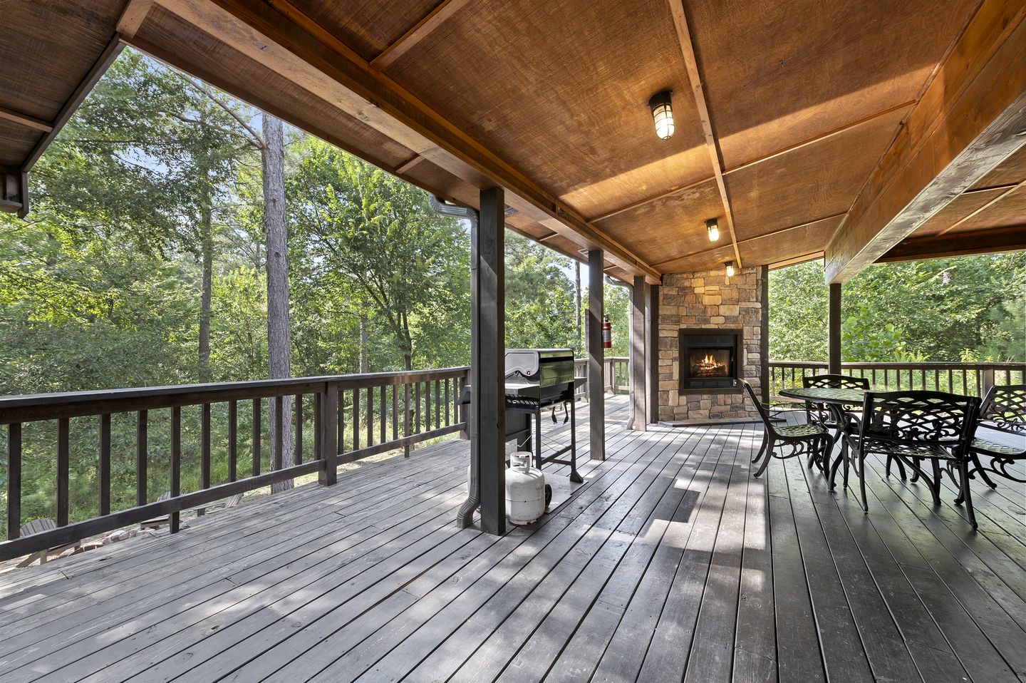 Charming Rustic Retreat with Hot-Tub and Equipped Deck in Broken Bow, Oklahoma
