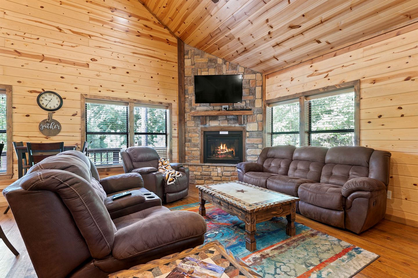 Charming Rustic Retreat with Hot-Tub and Equipped Deck in Broken Bow, Oklahoma
