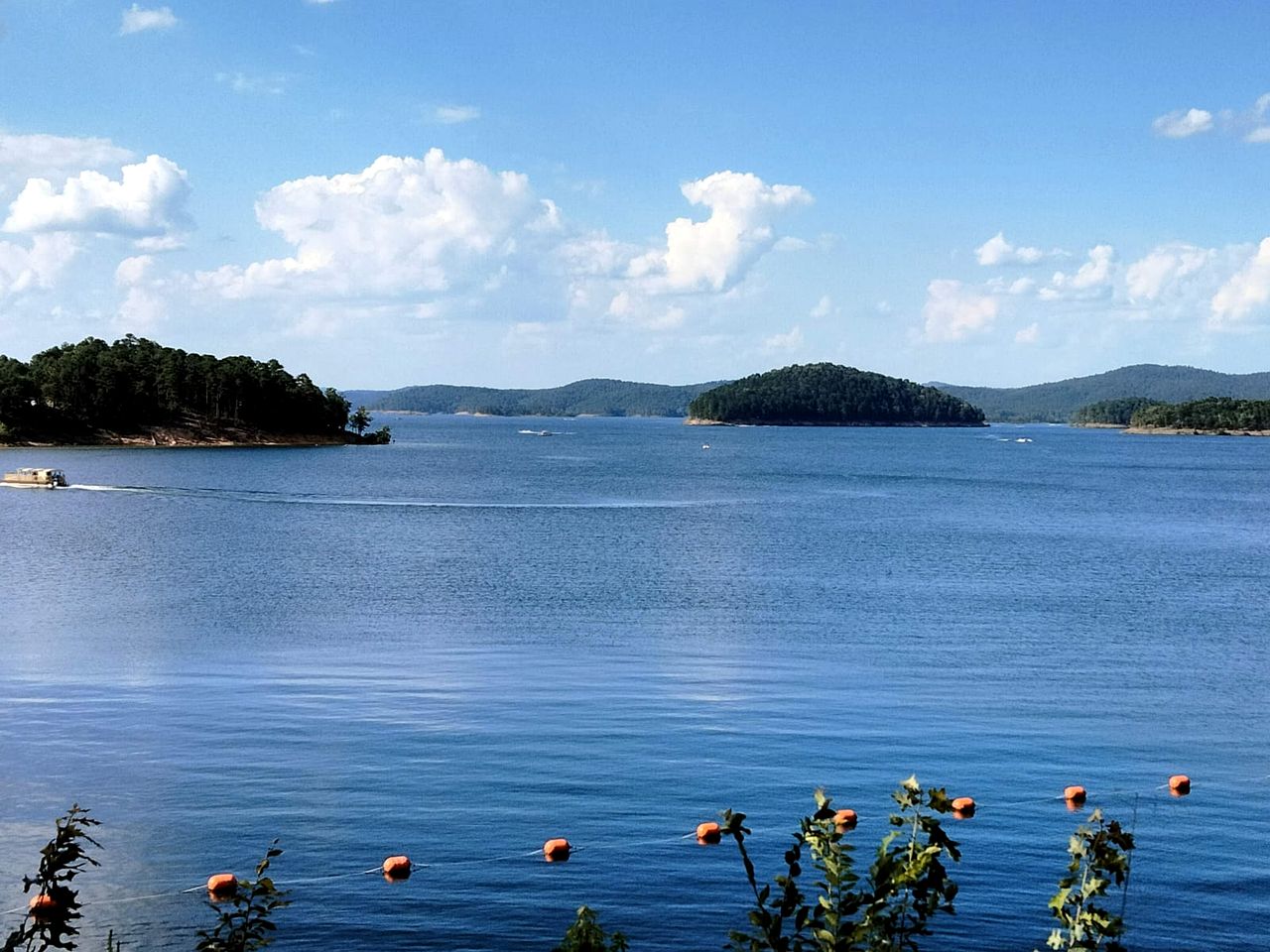 Charming Rustic Retreat with Hot-Tub and Equipped Deck in Broken Bow, Oklahoma