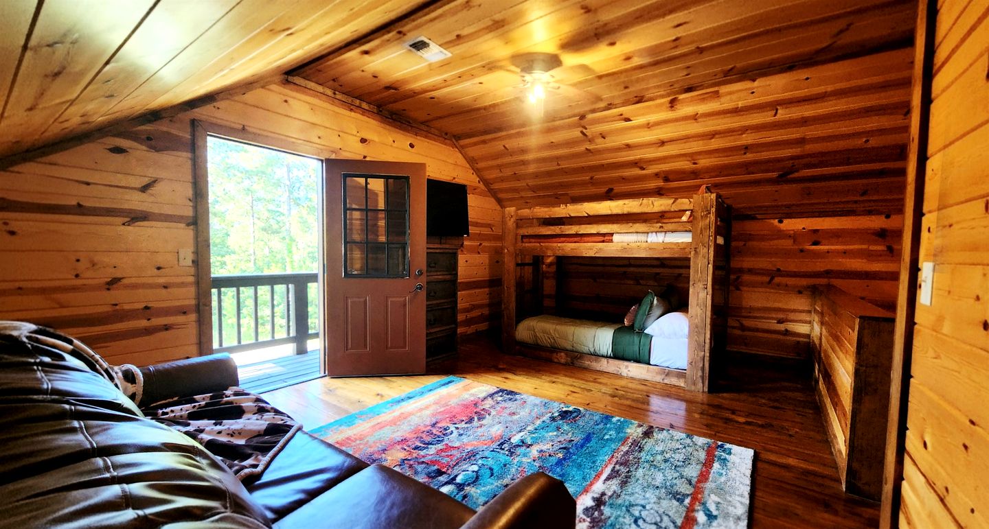 Charming Rustic Retreat with Hot-Tub and Equipped Deck in Broken Bow, Oklahoma