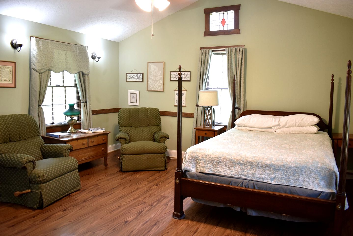 Charming and Secluded Cottage Overlooking a Woodland Pond, near Helen, Georgia