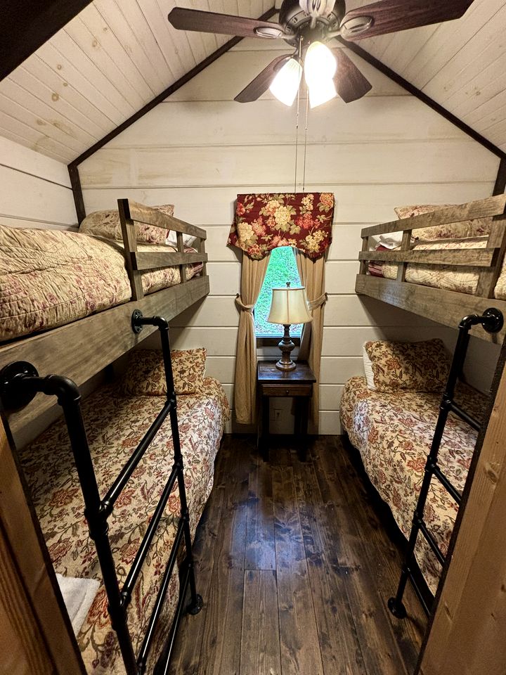 Tiny Home Cottage Near the Smokies #2 Lotte in Sevierville, TN