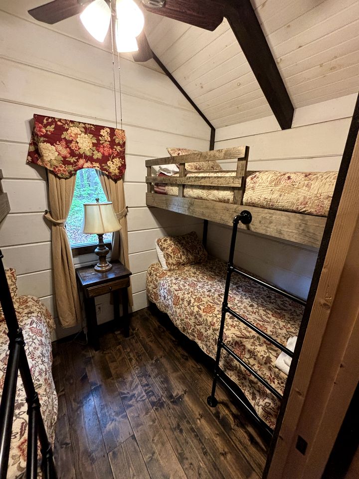 Tiny Home Cottage Near the Smokies #2 Lotte in Sevierville, TN