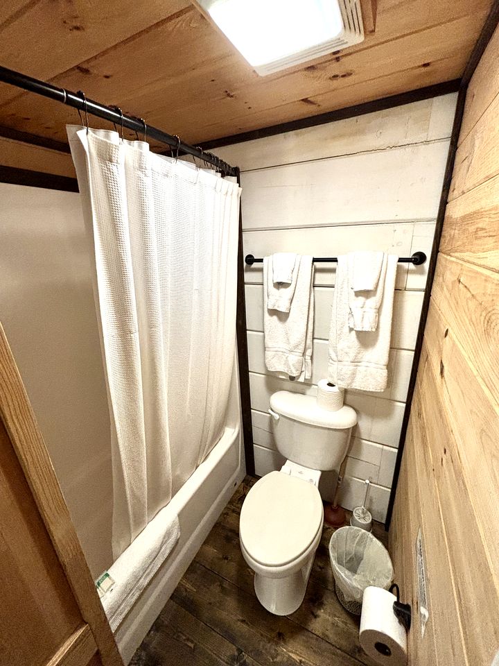 Tiny Home Cottage Near the Smokies #2 Lotte in Sevierville, TN