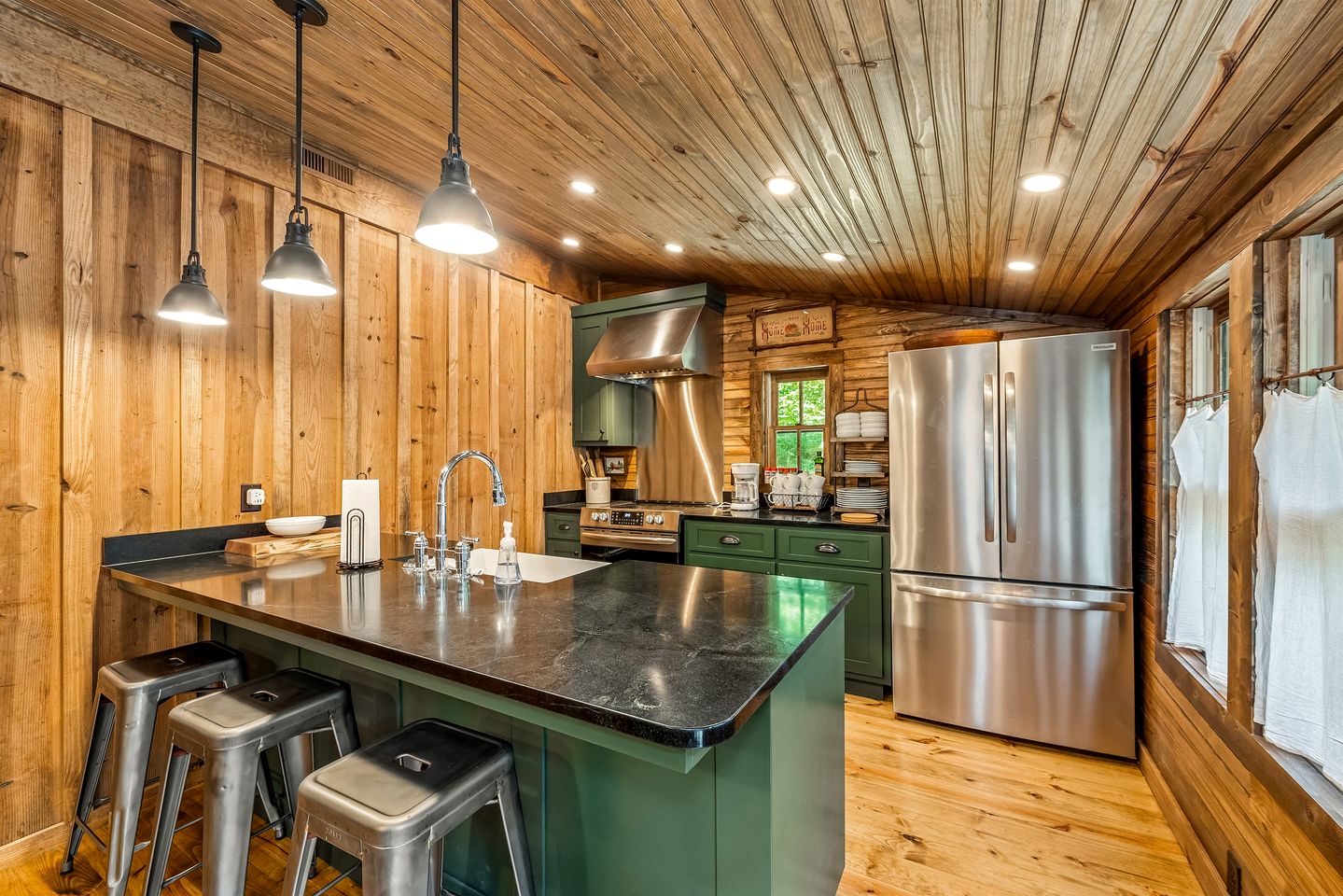 Charming Spacious Cabin with Fire Pit and BBQ in Mentone, Alabama