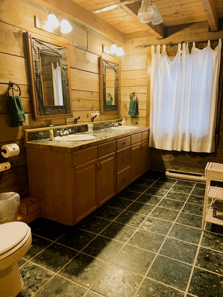 Charming Spacious Cabin Ideal for Families or Small Groups in West Virginia