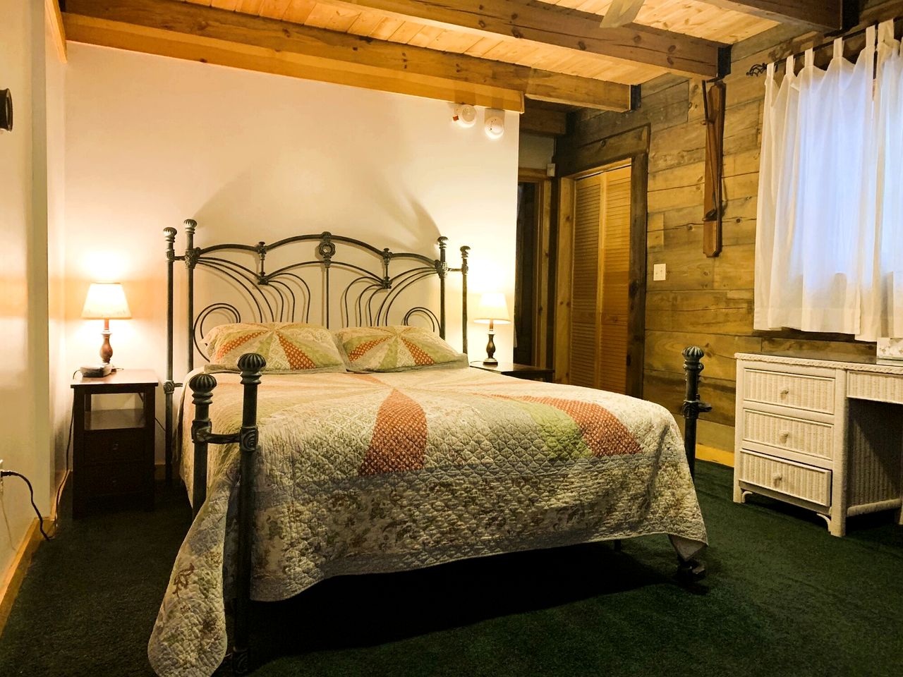 Charming Spacious Cabin Ideal for Families or Small Groups in West Virginia