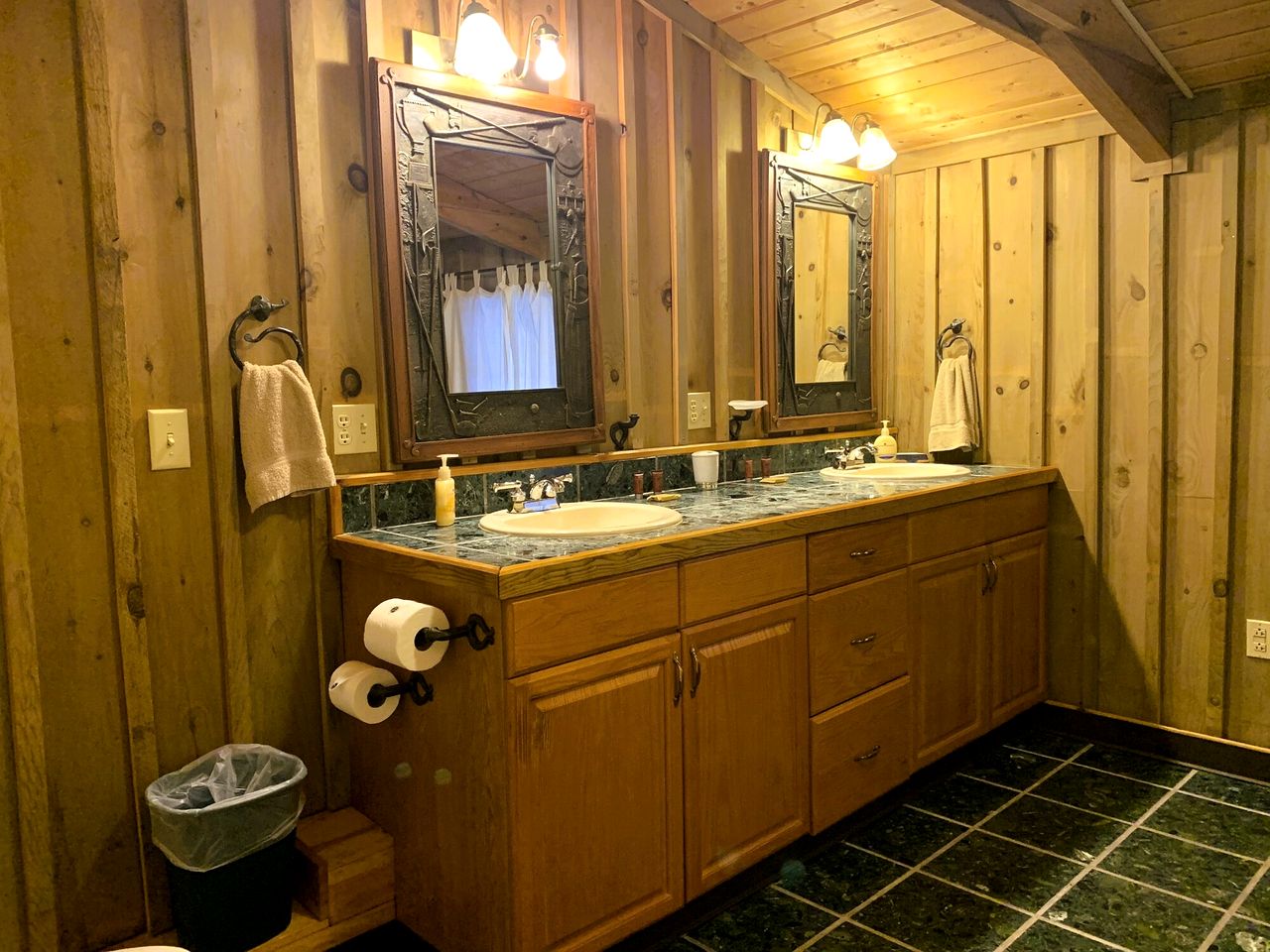 Charming Spacious Cabin Ideal for Families or Small Groups in West Virginia