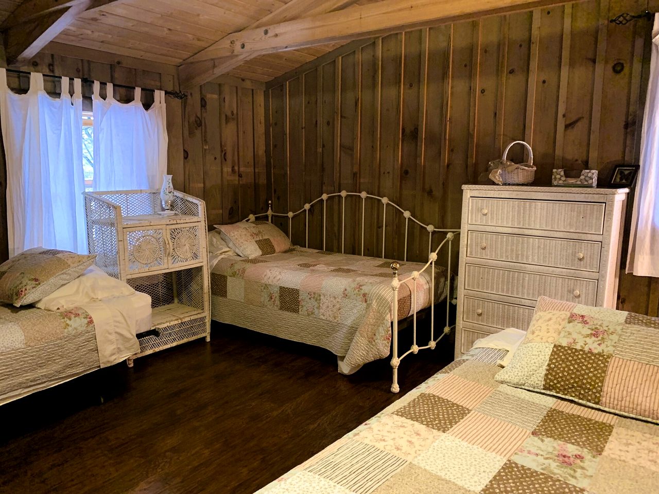 Charming Spacious Cabin Ideal for Families or Small Groups in West Virginia