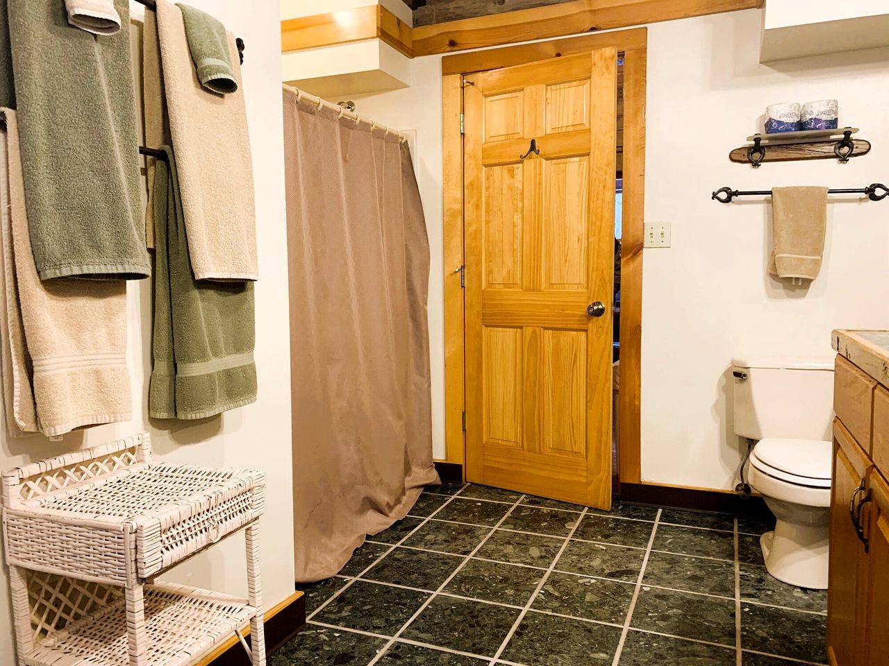 Charming Spacious Cabin Ideal for Families or Small Groups in West Virginia