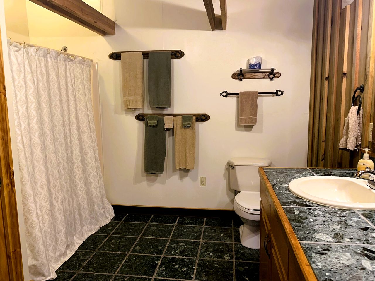 Charming Spacious Cabin Ideal for Families or Small Groups in West Virginia