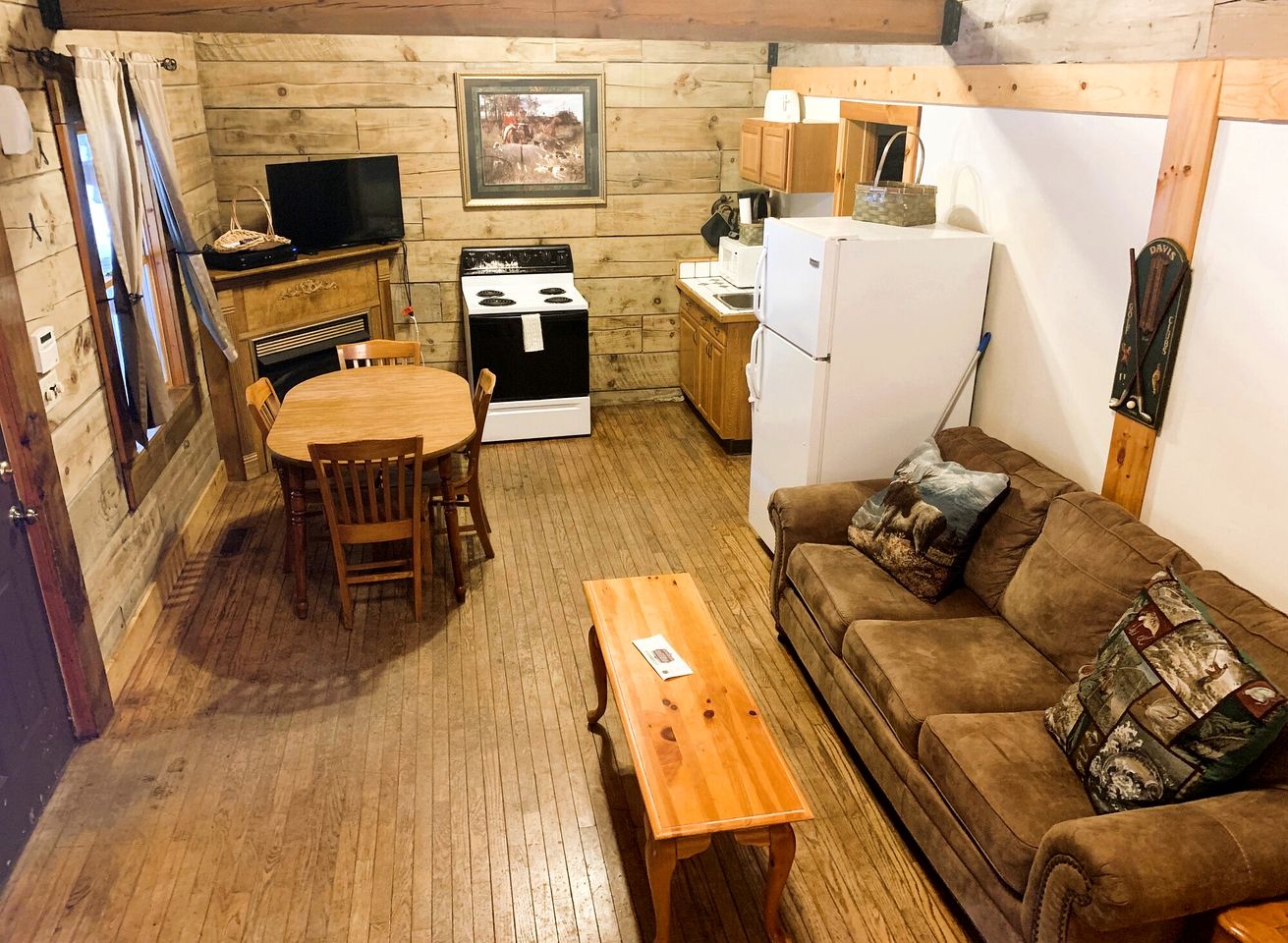 Charming Spacious Cabin Ideal for Families or Small Groups in West Virginia