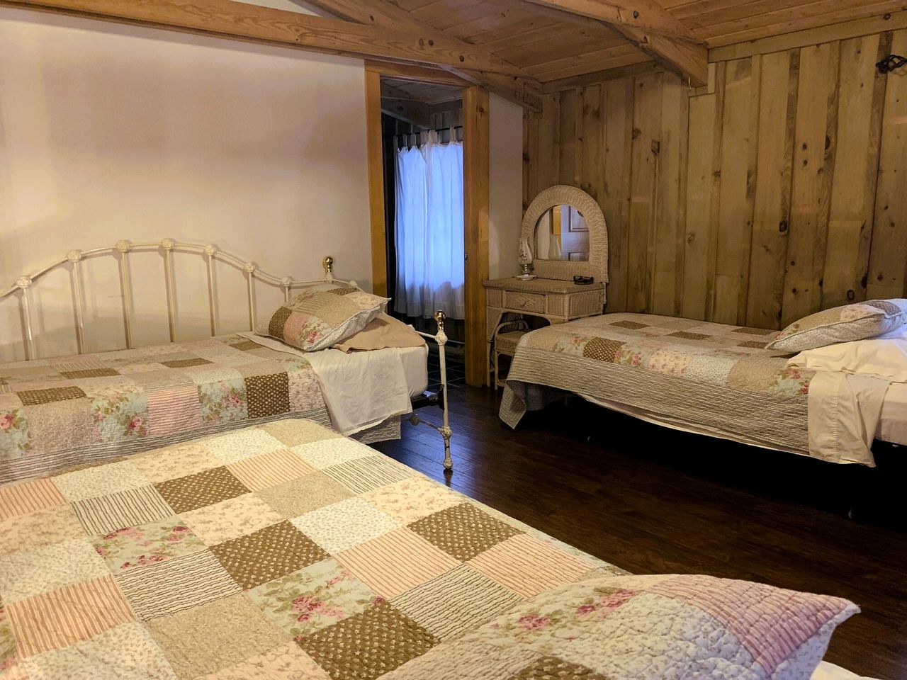 Charming Spacious Cabin Ideal for Families or Small Groups in West Virginia