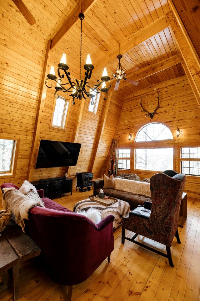 Charming Sunset-View Mountain Cabin with Unique Gothic Décor near Fool Hollow Lake in Show Low, Arizona