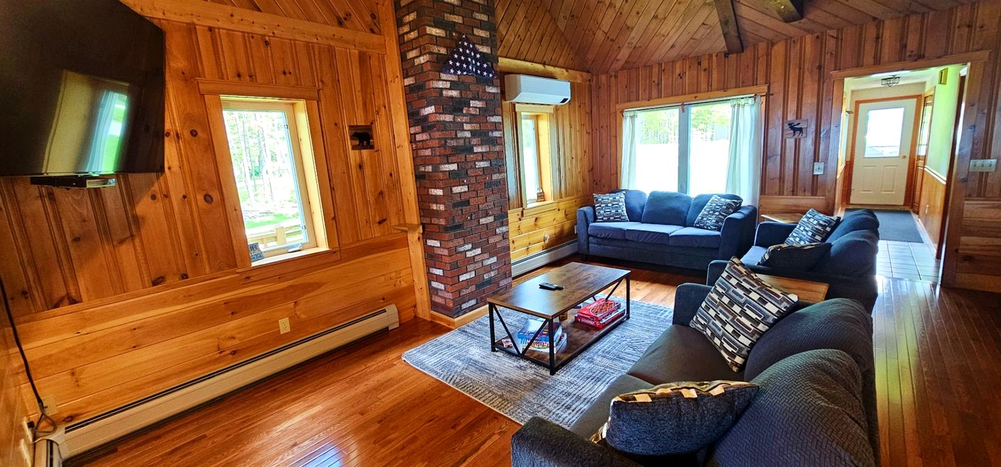 Vivid Lakefront Cottage Paradise Near Big Wood Lake, Maine