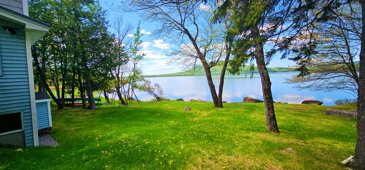 Vivid Lakefront Cottage Paradise Near Big Wood Lake, Maine
