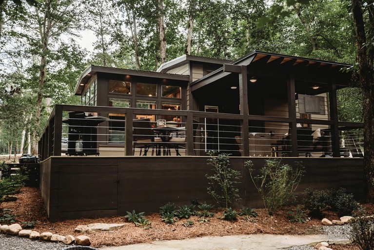 Charming Tiny Cabin ADA Accessible with Deck in Tennessee