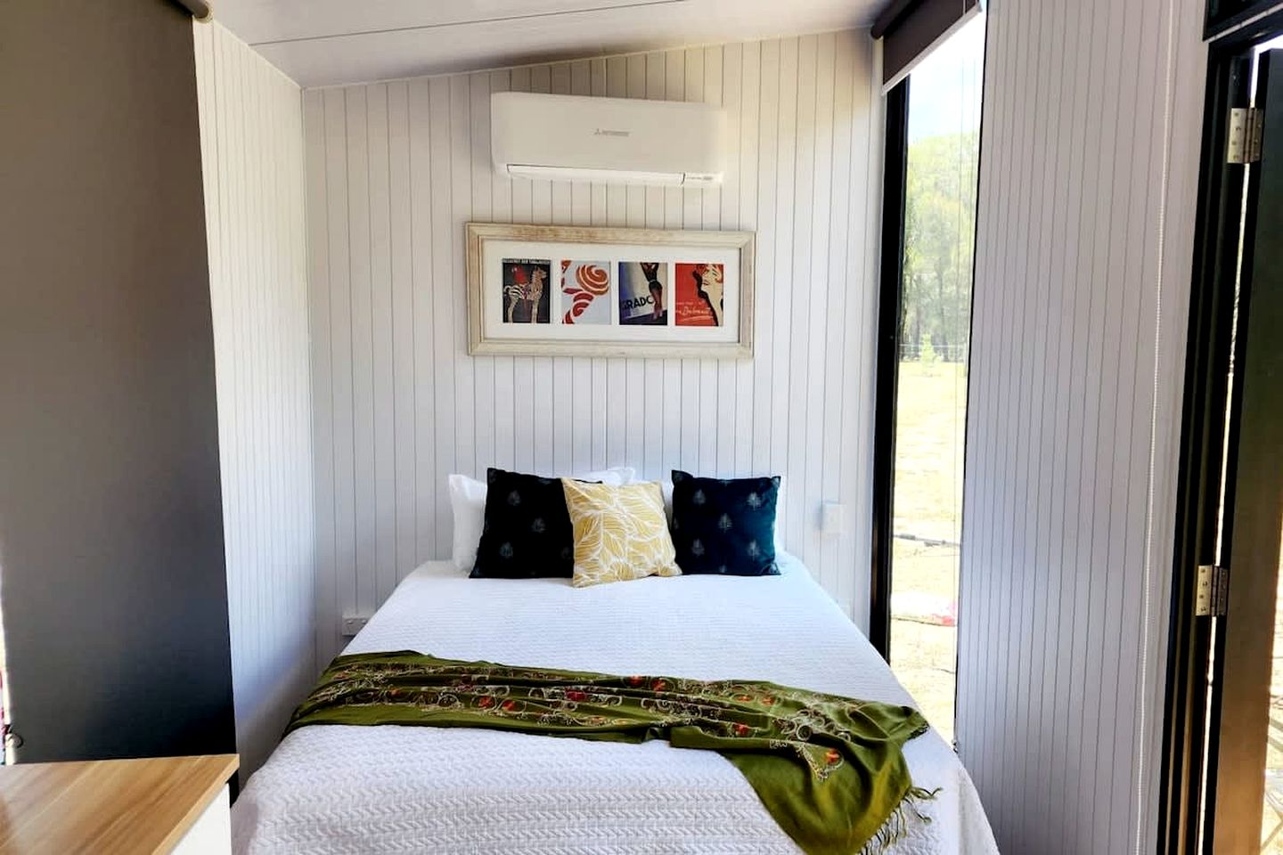 Charming Tiny House Near a Lake - Amazing Romantic Getaway in Cooroibah, Queensland