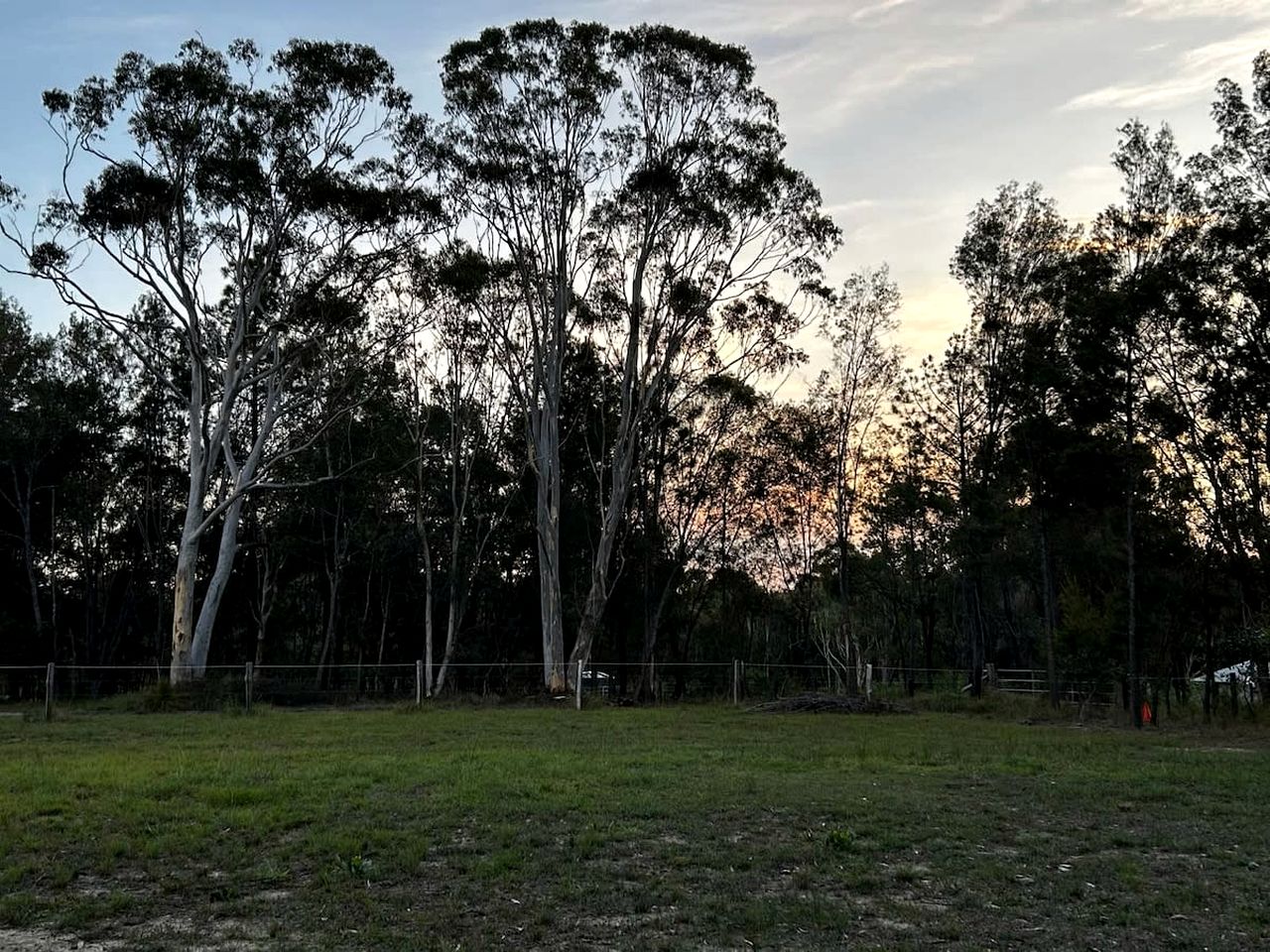 Charming Tiny House Near a Lake - Amazing Romantic Getaway in Cooroibah, Queensland