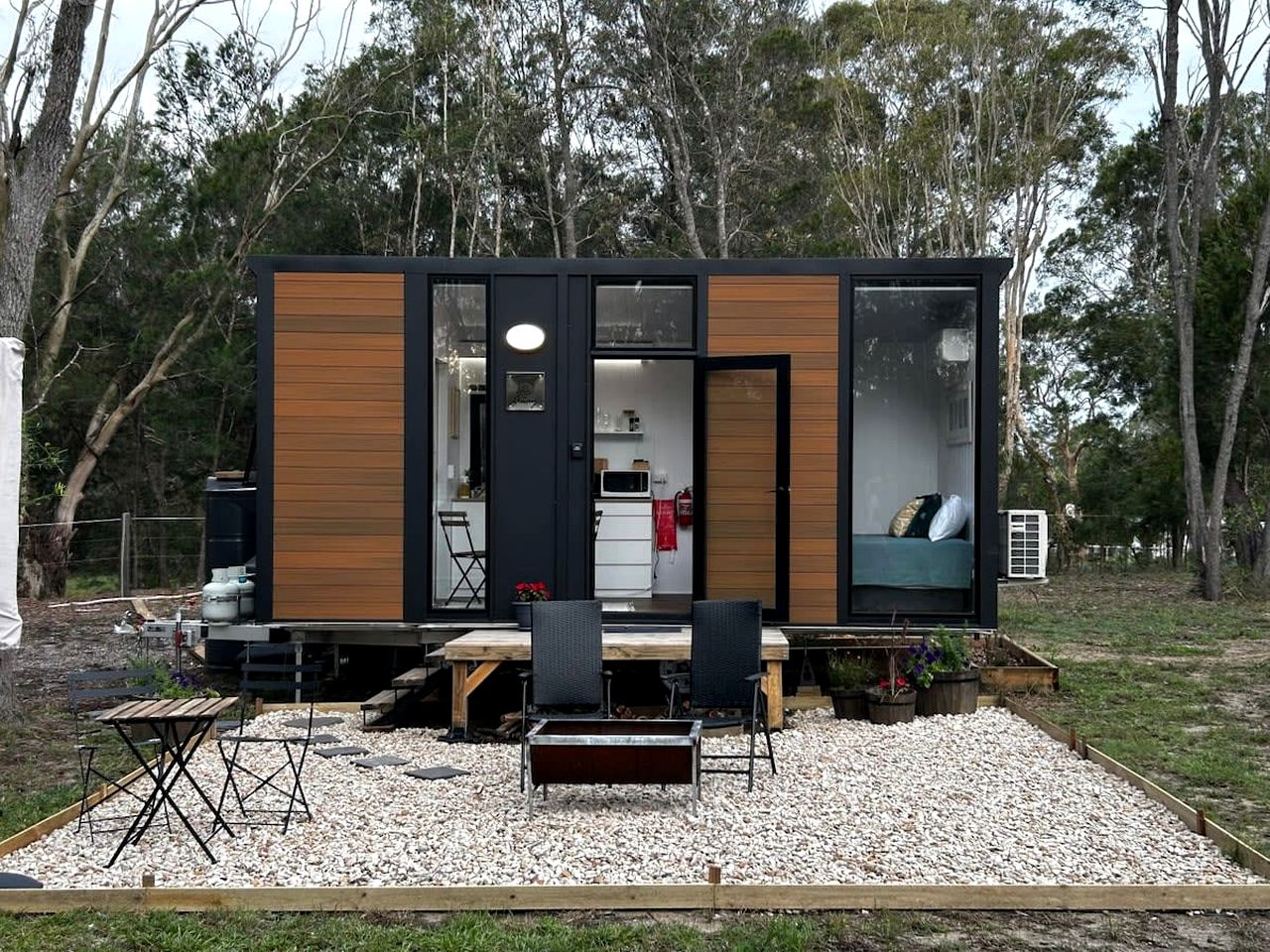 Charming Tiny House Near a Lake - Amazing Romantic Getaway in Cooroibah, Queensland