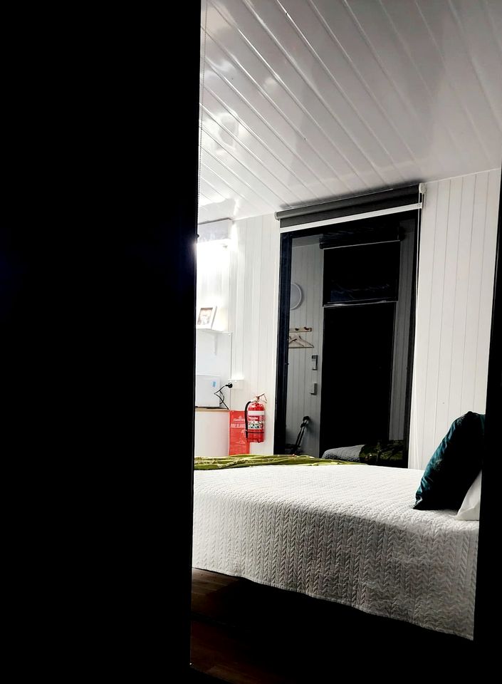 Charming Tiny House Near a Lake - Amazing Romantic Getaway in Cooroibah, Queensland