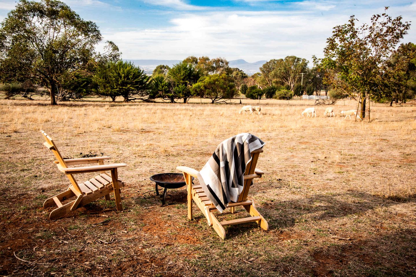 Charming Tiny House Overlooking the Table Top Mountains and Surrounded by Nature in Jindera, New South Wales