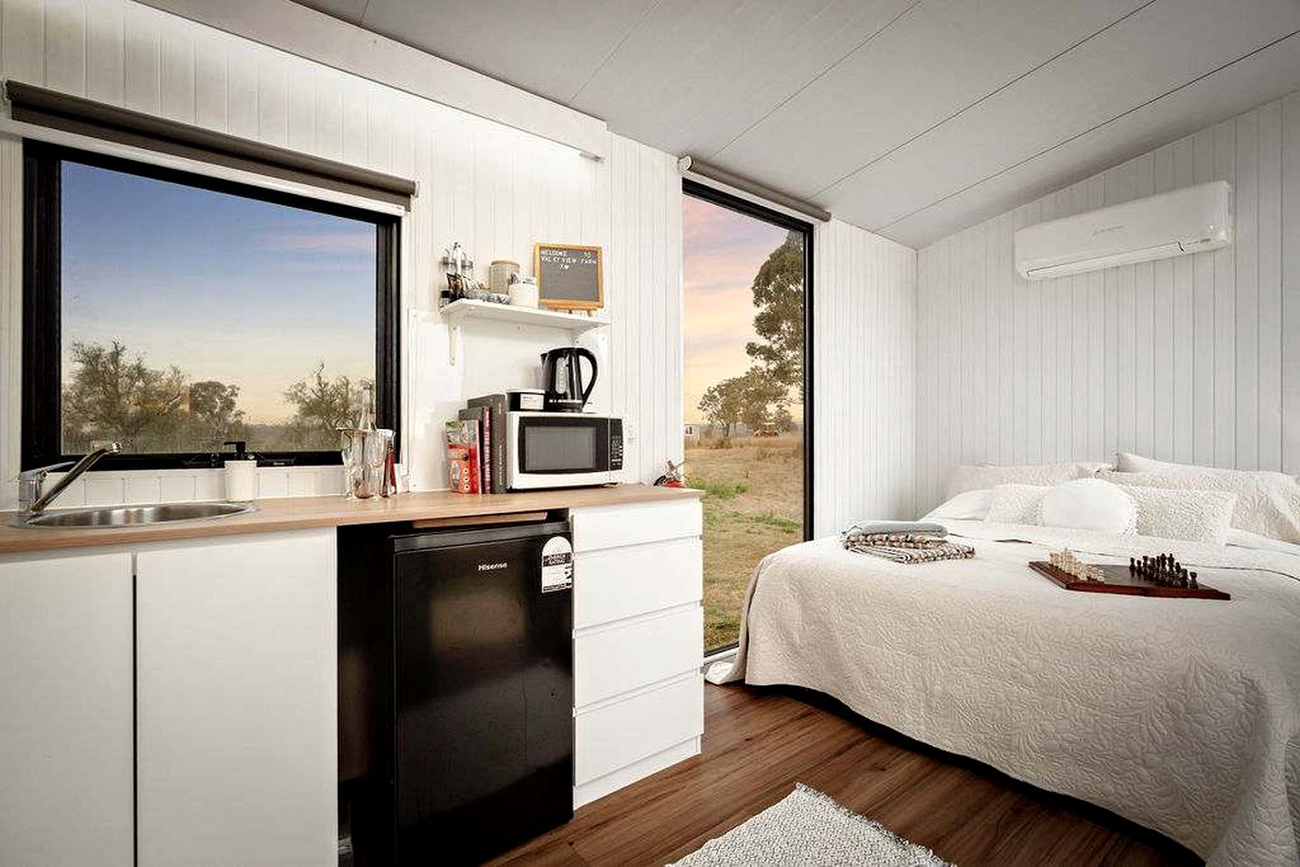 Charming Tiny House with Panoramic Views of the Valley in Queensland, Australia