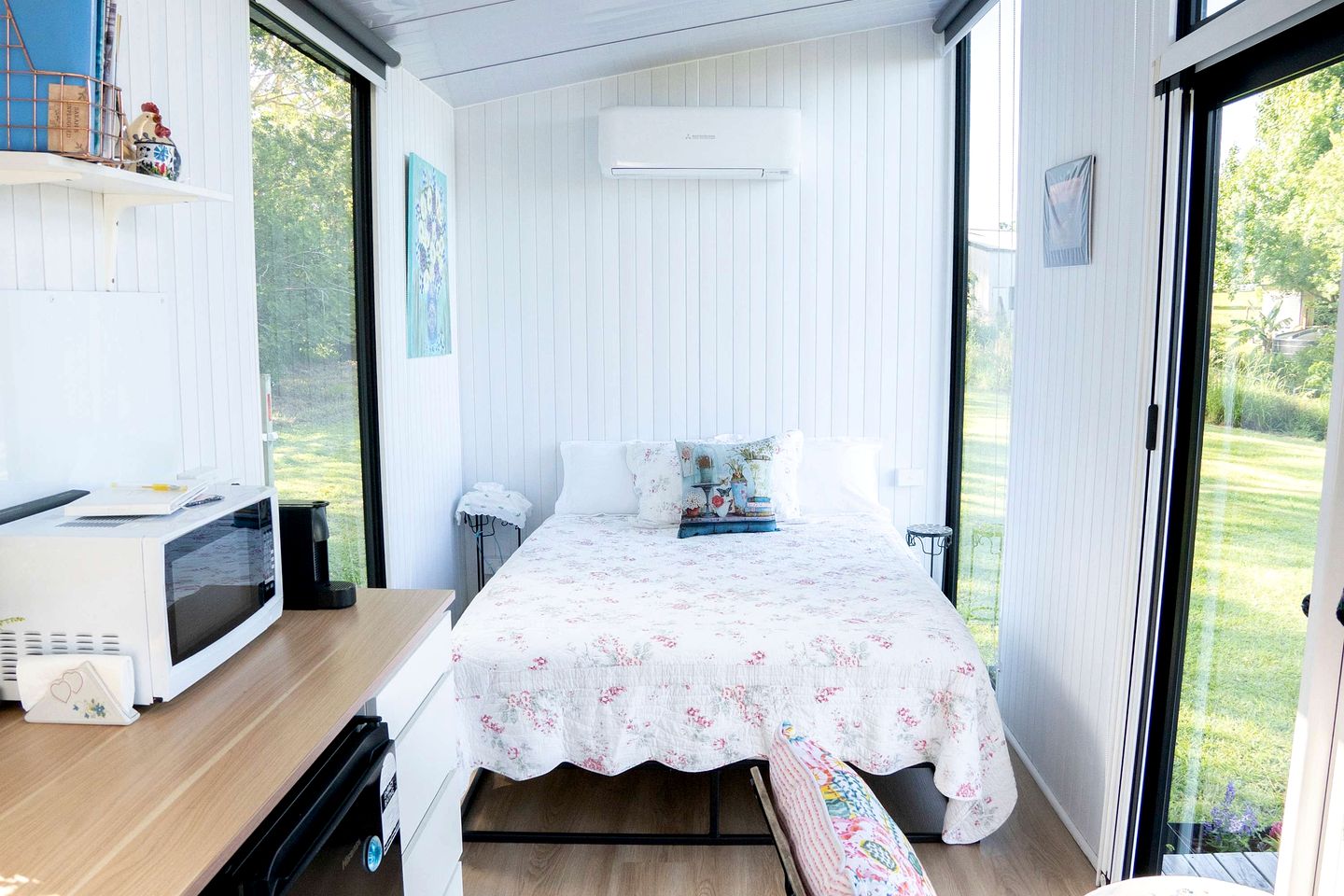Charming Tiny House with Stunning Landscapes and Abundant Wildlife in Queensland, Australia