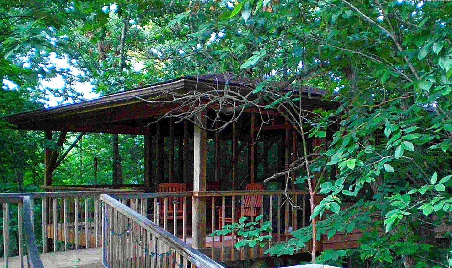 Tree House Getaway near Peoria, Illinois