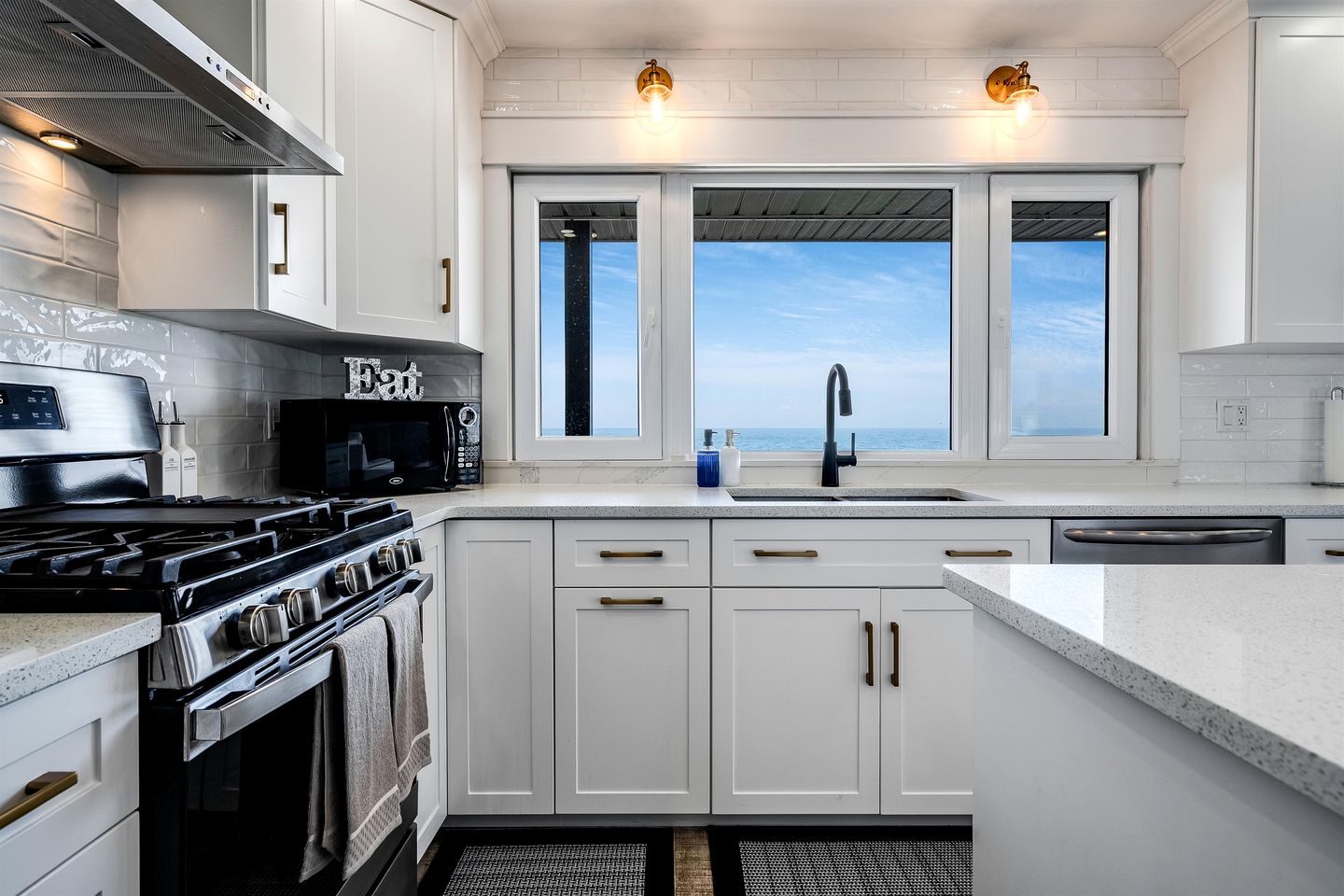 Charming Lakefront Vacation Rental on Lake Erie for a Memorable Family Escape in Leamington, Ontario