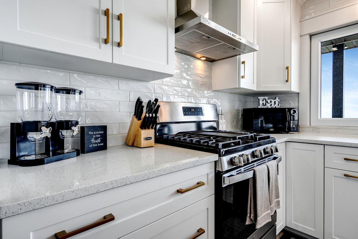 Charming Lakefront Vacation Rental on Lake Erie for a Memorable Family Escape in Leamington, Ontario