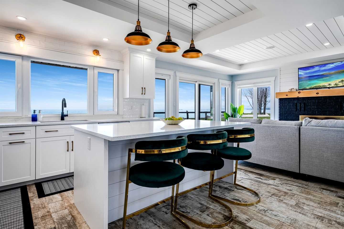 Charming Lakefront Vacation Rental on Lake Erie for a Memorable Family Escape in Leamington, Ontario