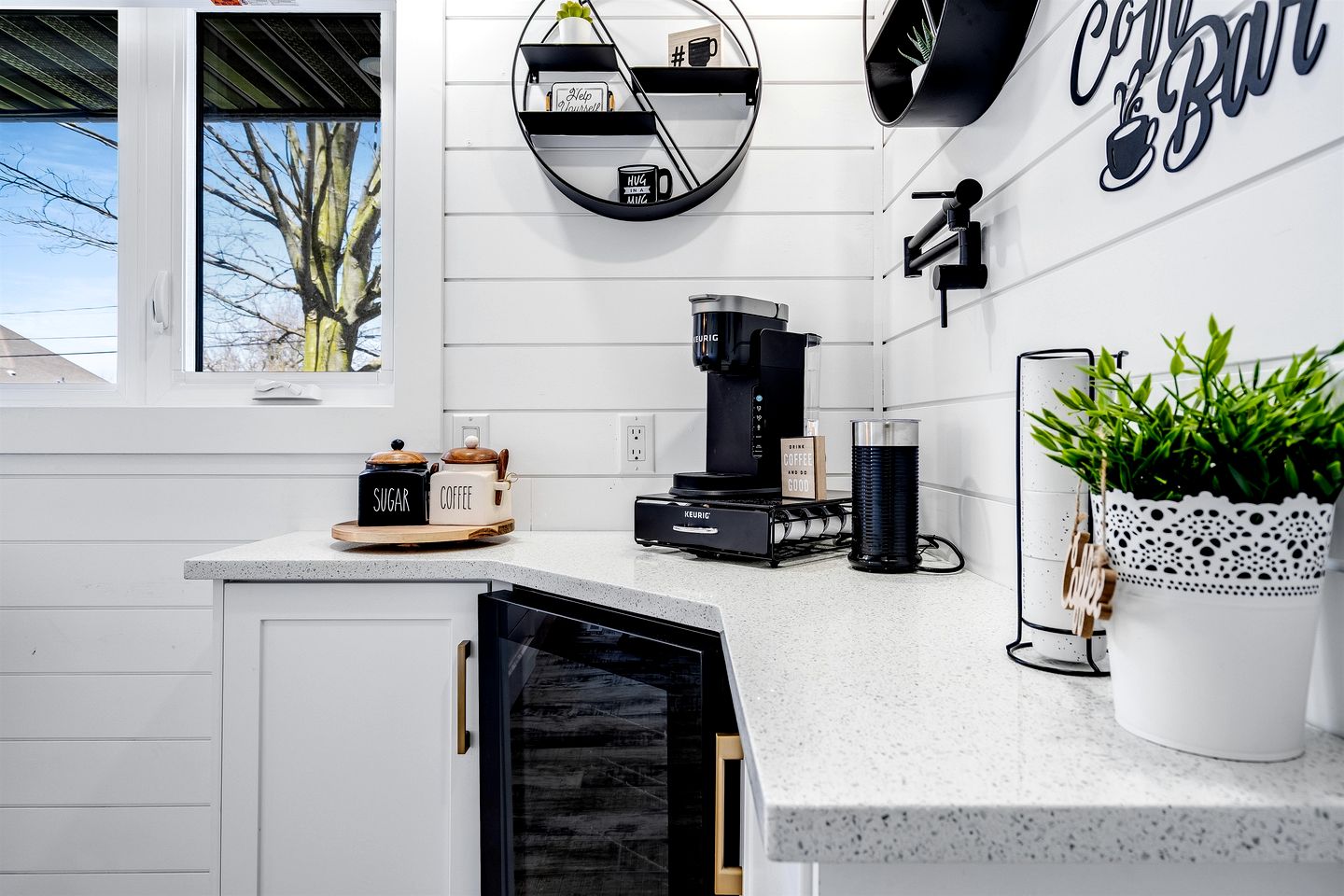 Charming Lakefront Vacation Rental on Lake Erie for a Memorable Family Escape in Leamington, Ontario