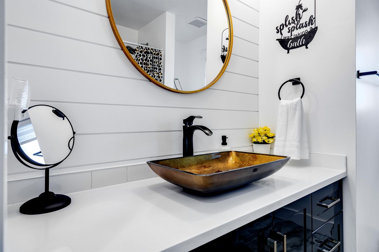 Charming Lakefront Vacation Rental on Lake Erie for a Memorable Family Escape in Leamington, Ontario