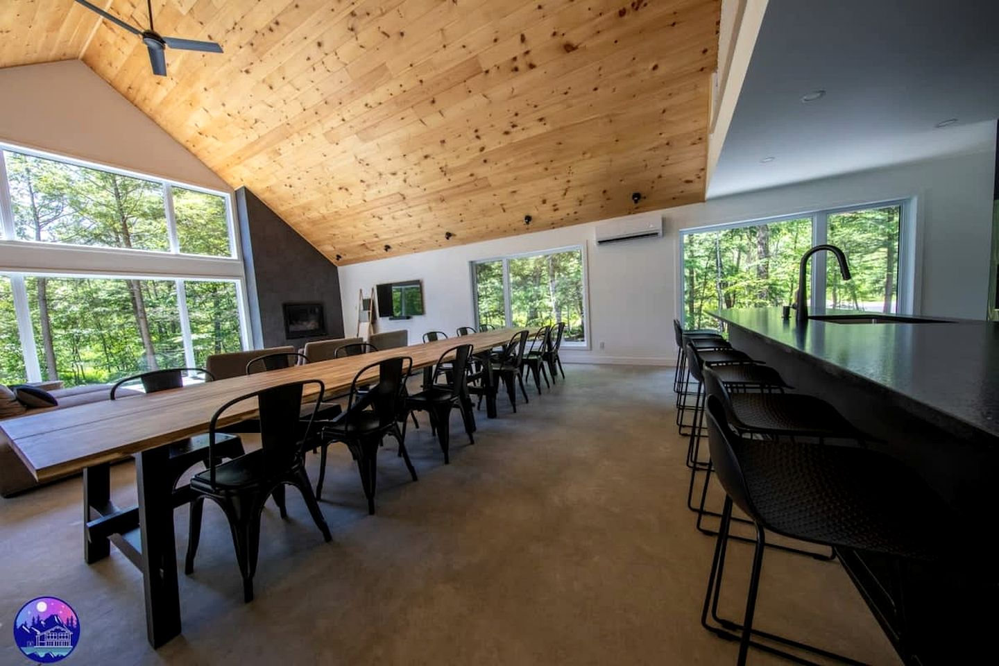 Charming Villa with Hot-Tub, Amazing Outdoor Living Area, Pool Table and Foosball Table in Newport, Quebec