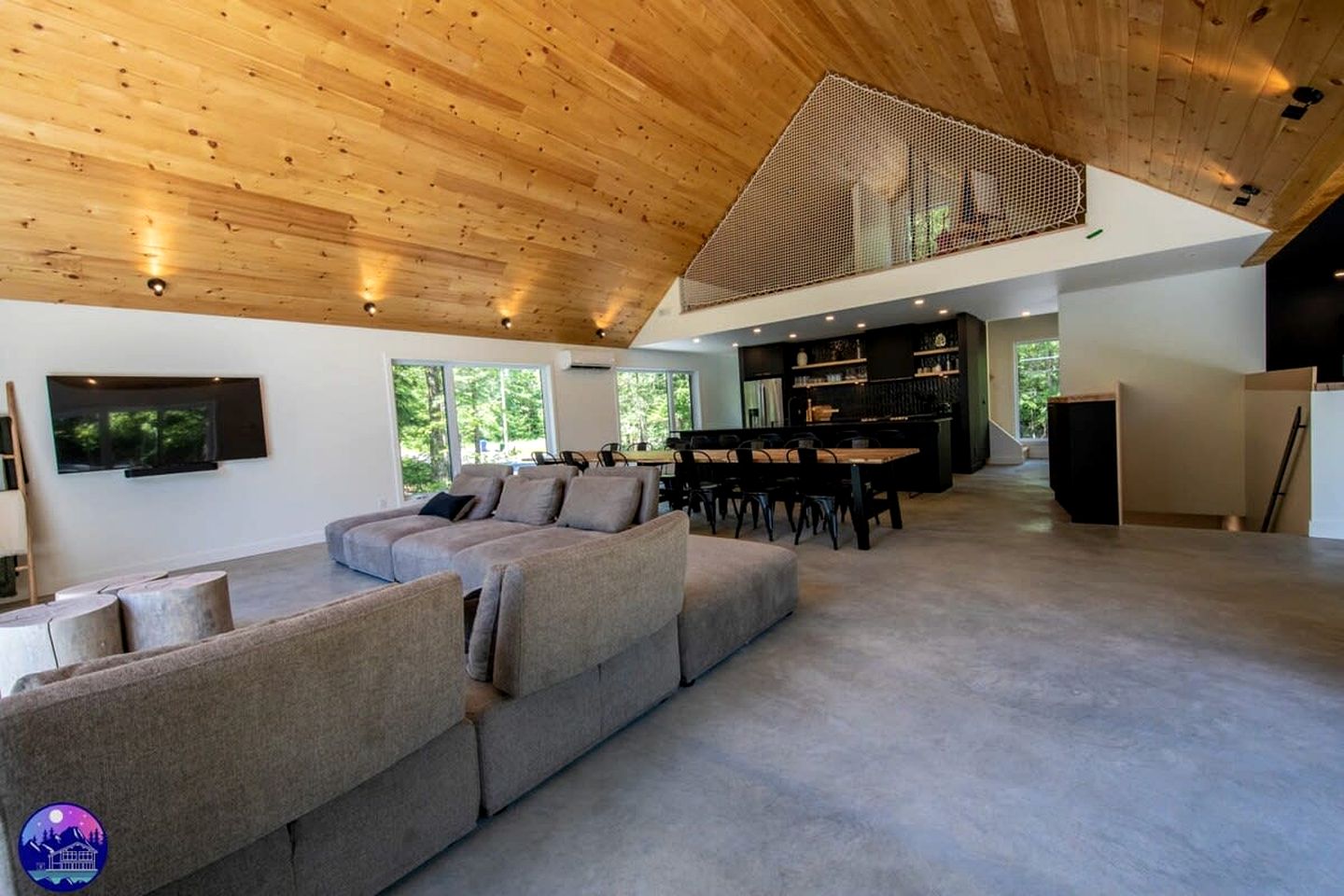 Charming Villa with Hot-Tub, Amazing Outdoor Living Area, Pool Table and Foosball Table in Newport, Quebec