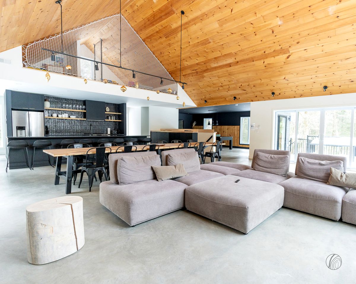 Charming Villa with Hot-Tub, Amazing Outdoor Living Area, Pool Table and Foosball Table in Newport, Quebec