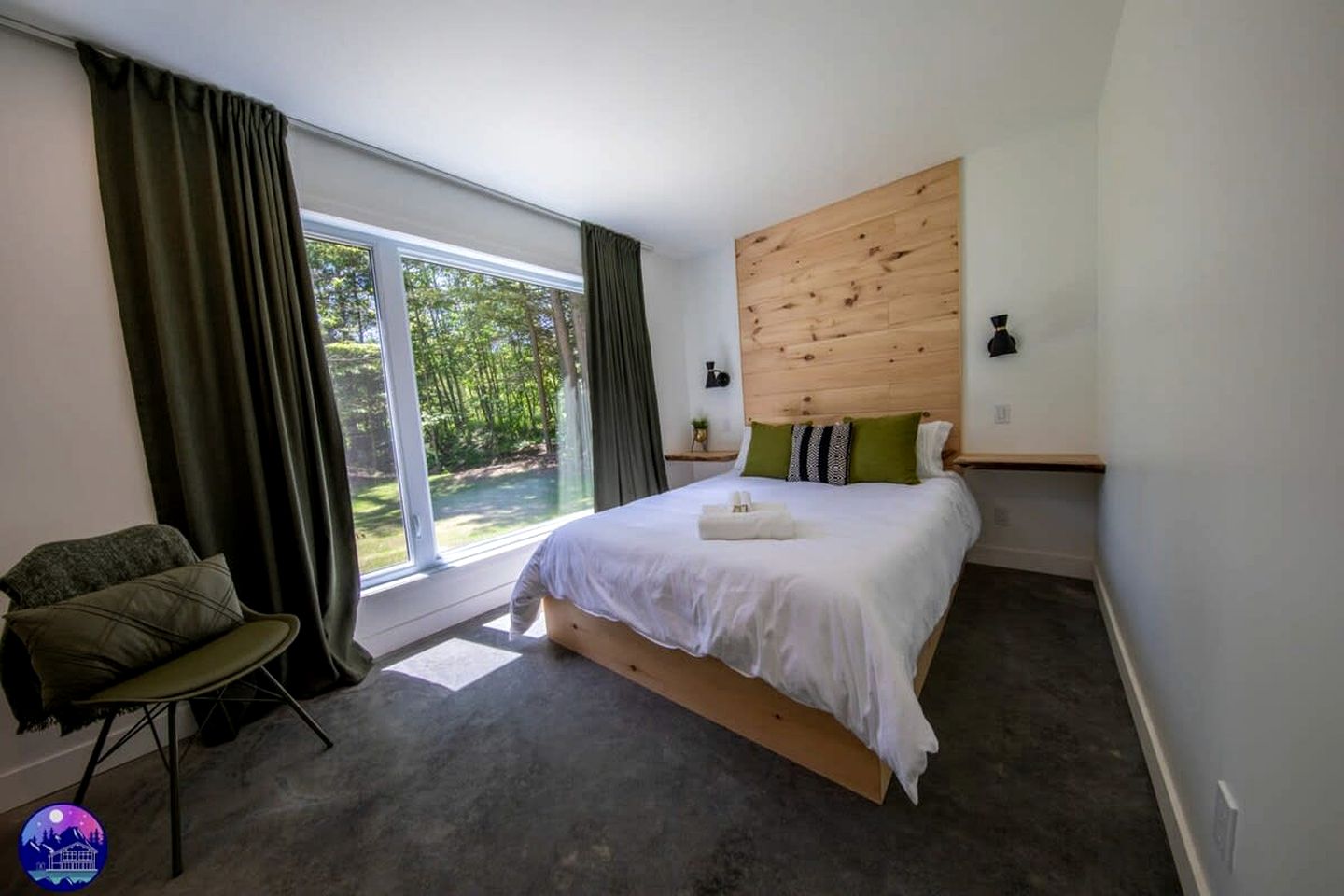 Charming Villa with Hot-Tub, Amazing Outdoor Living Area, Pool Table and Foosball Table in Newport, Quebec