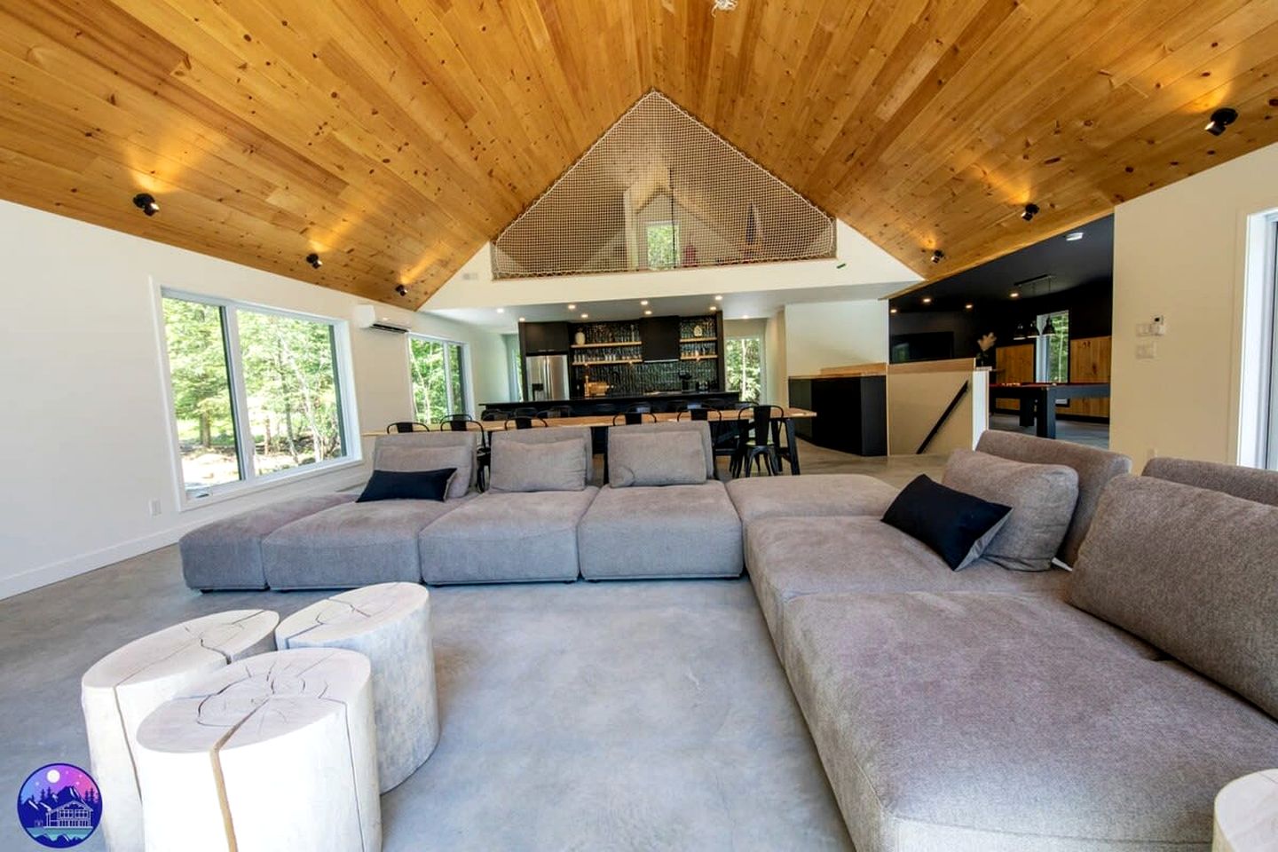 Charming Villa with Hot-Tub, Amazing Outdoor Living Area, Pool Table and Foosball Table in Newport, Quebec