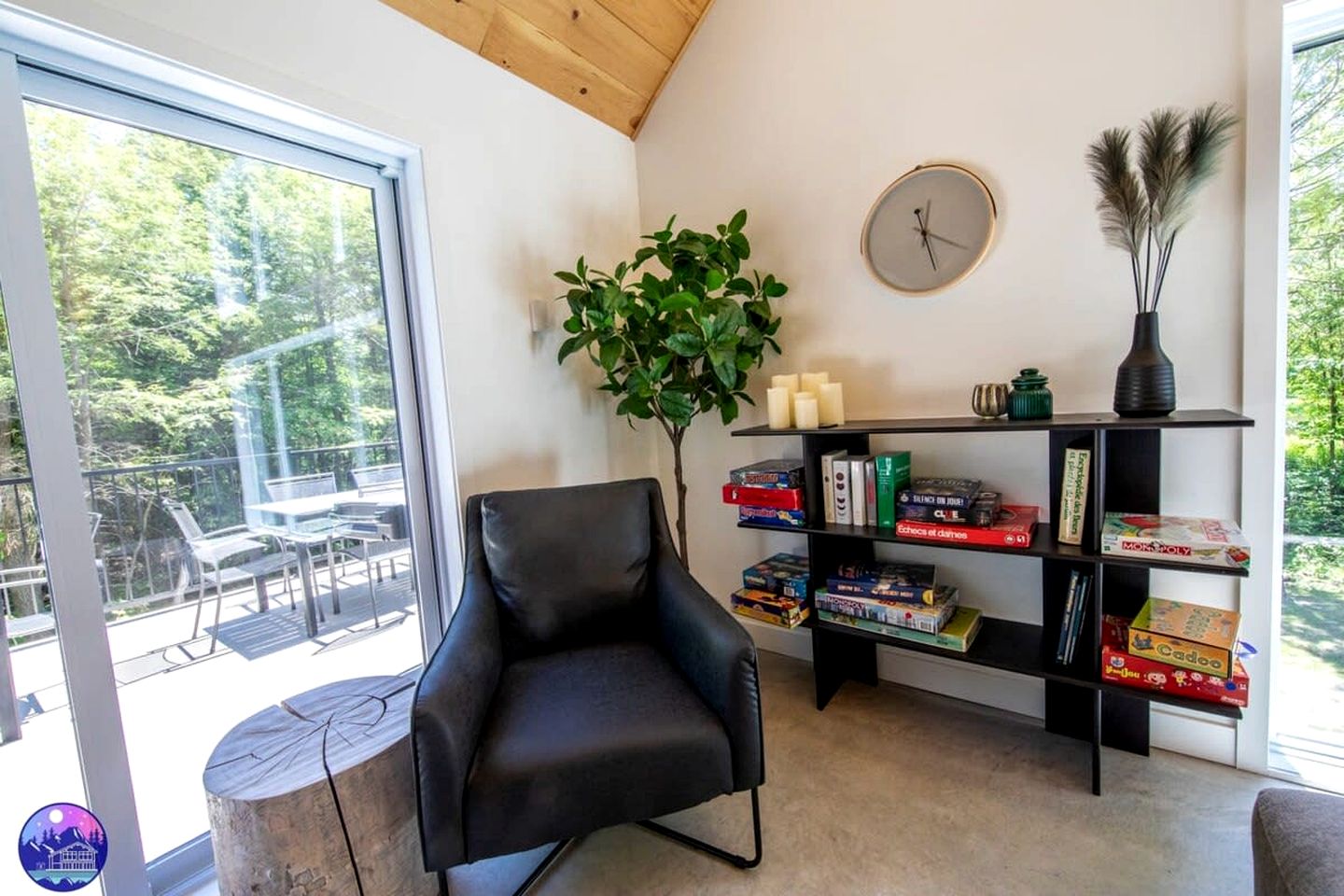 Charming Villa with Hot-Tub, Amazing Outdoor Living Area, Pool Table and Foosball Table in Newport, Quebec