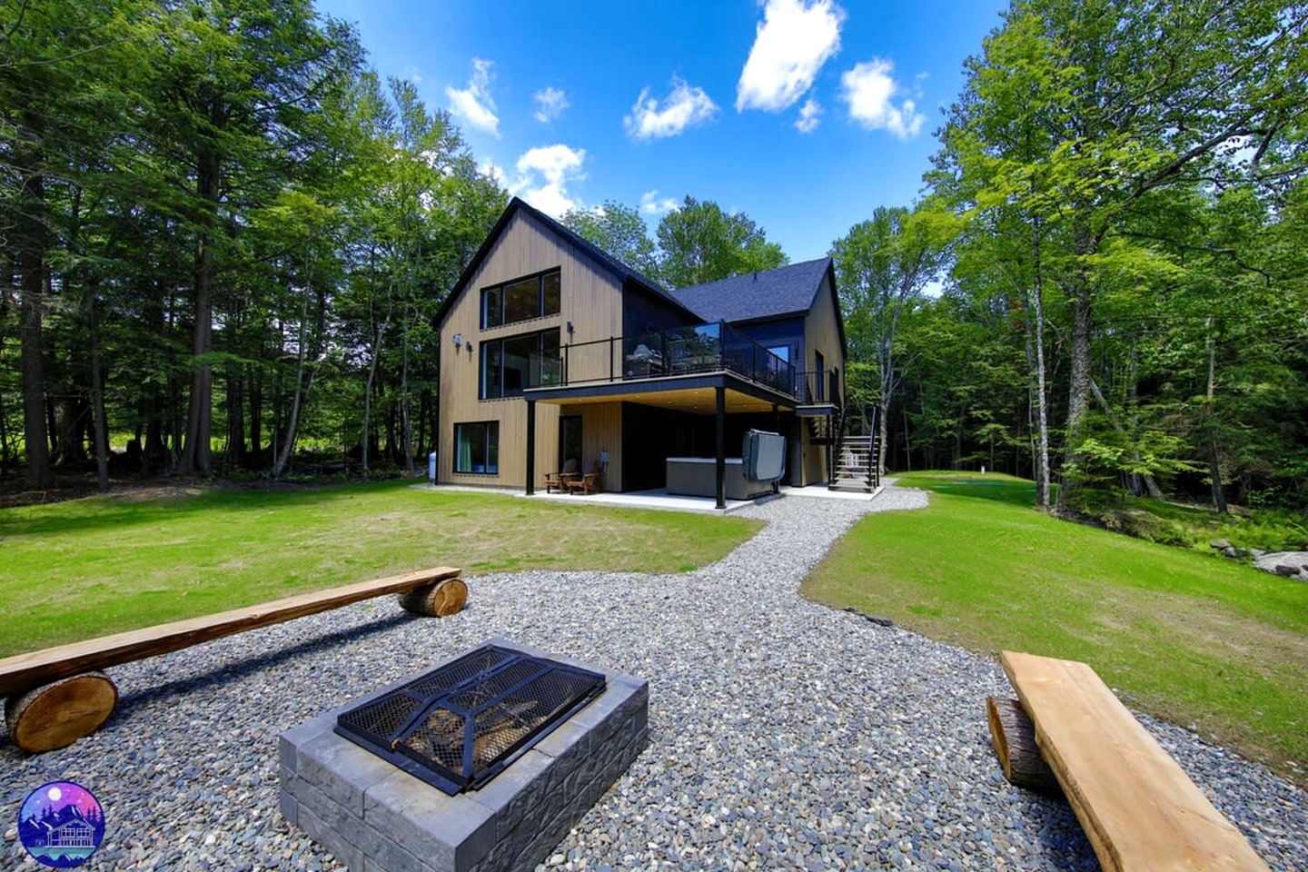Charming Villa with Hot-Tub, Amazing Outdoor Living Area, Pool Table and Foosball Table in Newport, Quebec