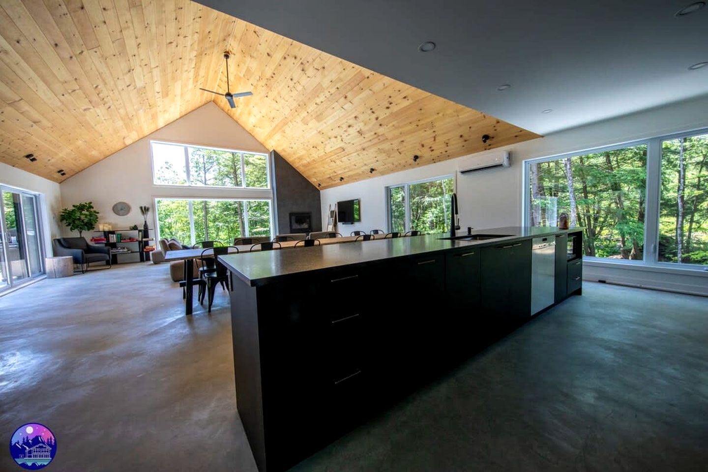 Charming Villa with Hot-Tub, Amazing Outdoor Living Area, Pool Table and Foosball Table in Newport, Quebec
