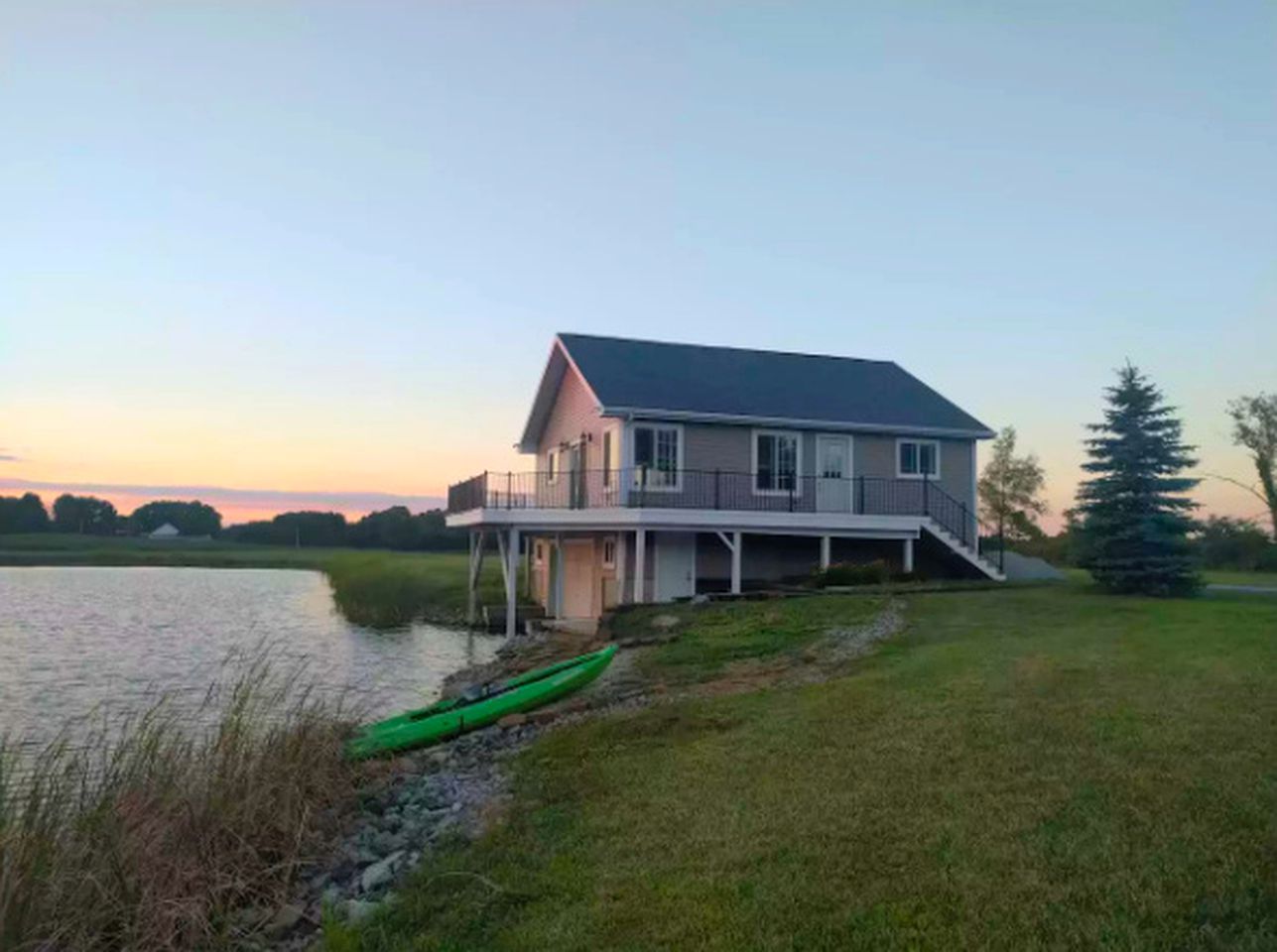 Charming Waterfront Cottage with Fishing and Kayaking near Salamonie River State Forest, Indiana