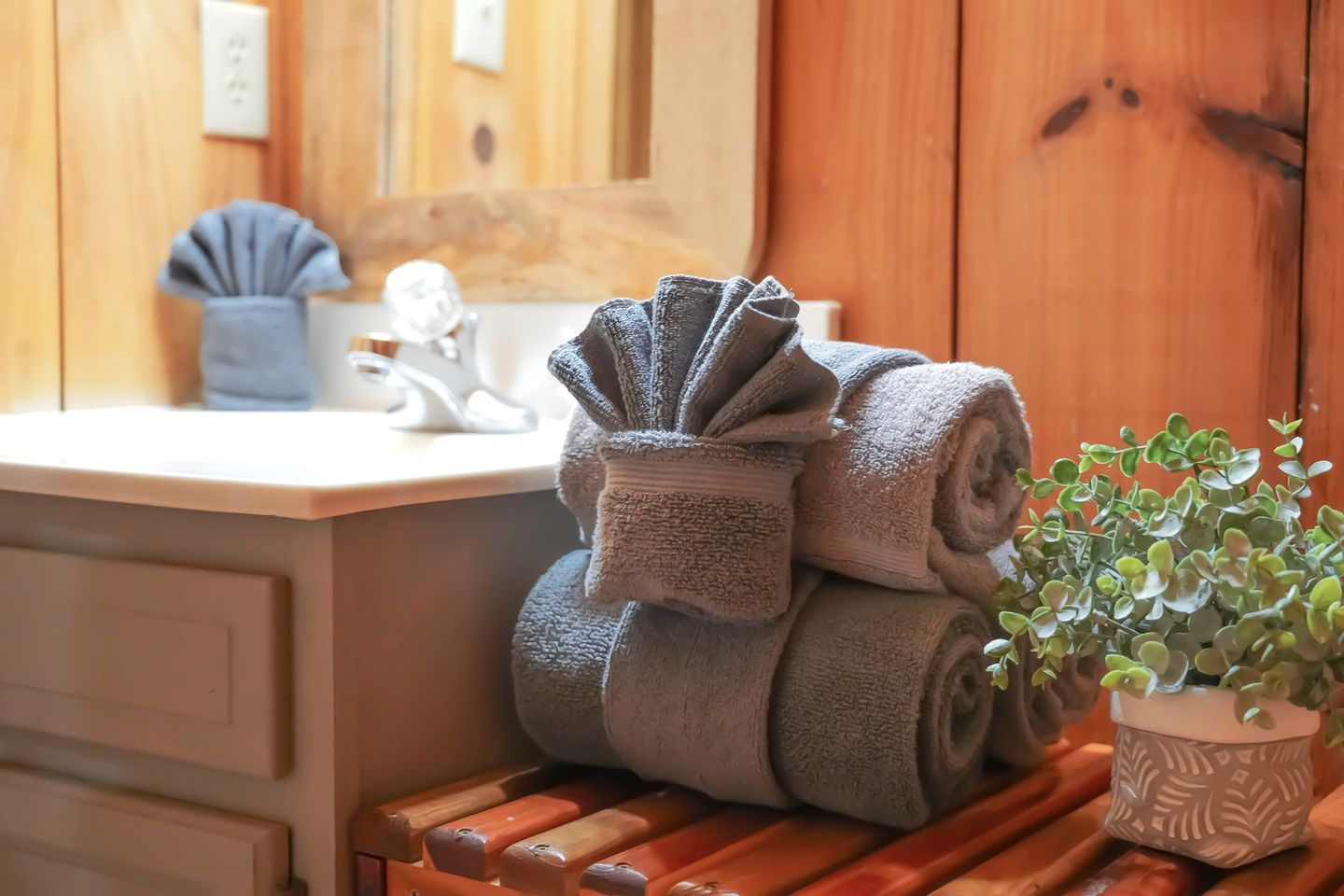 Charming Wooden Cabin with Hot-tub in Sevierville, Tennessee