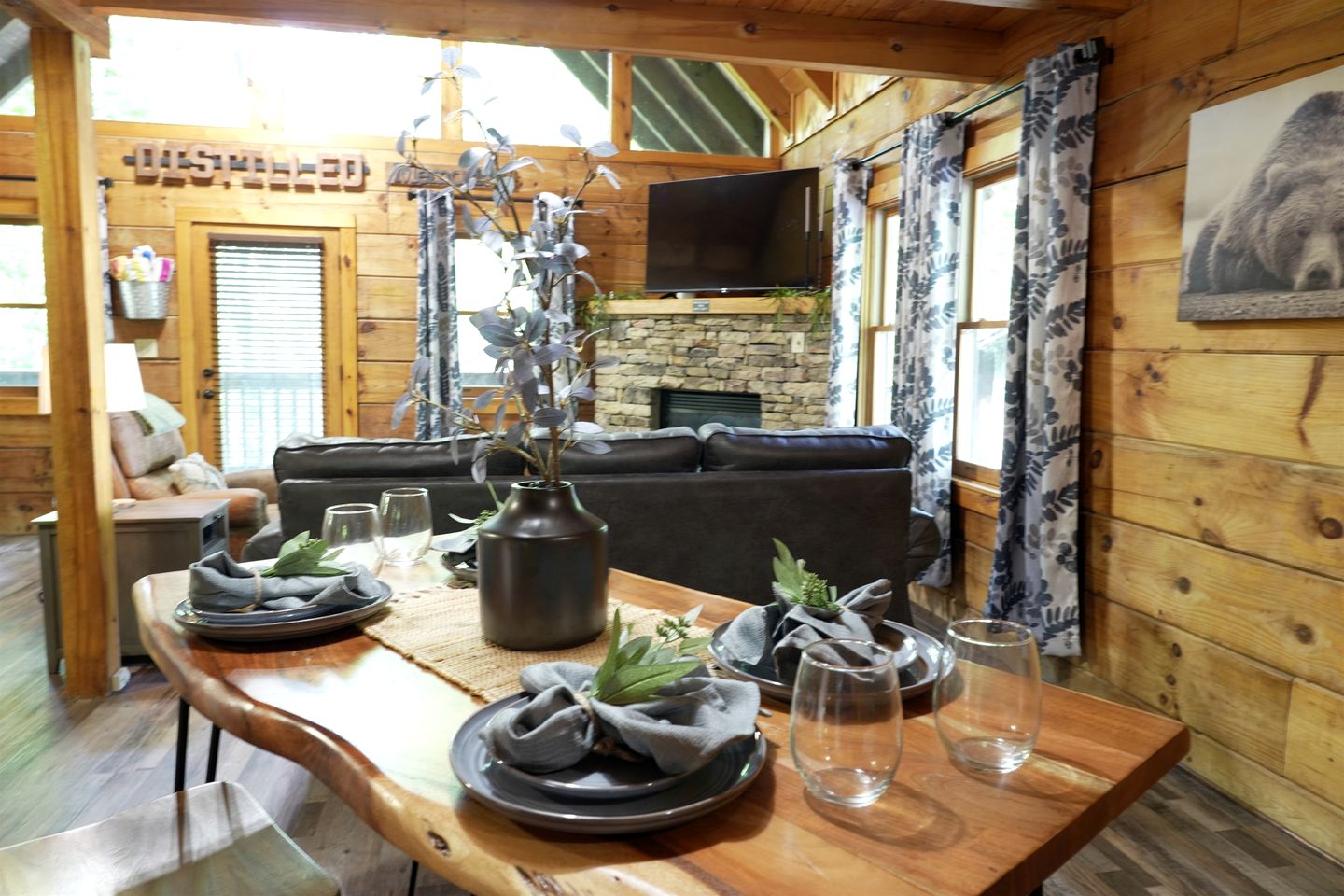 Charming Wooden Cabin with Hot-tub in Sevierville, Tennessee