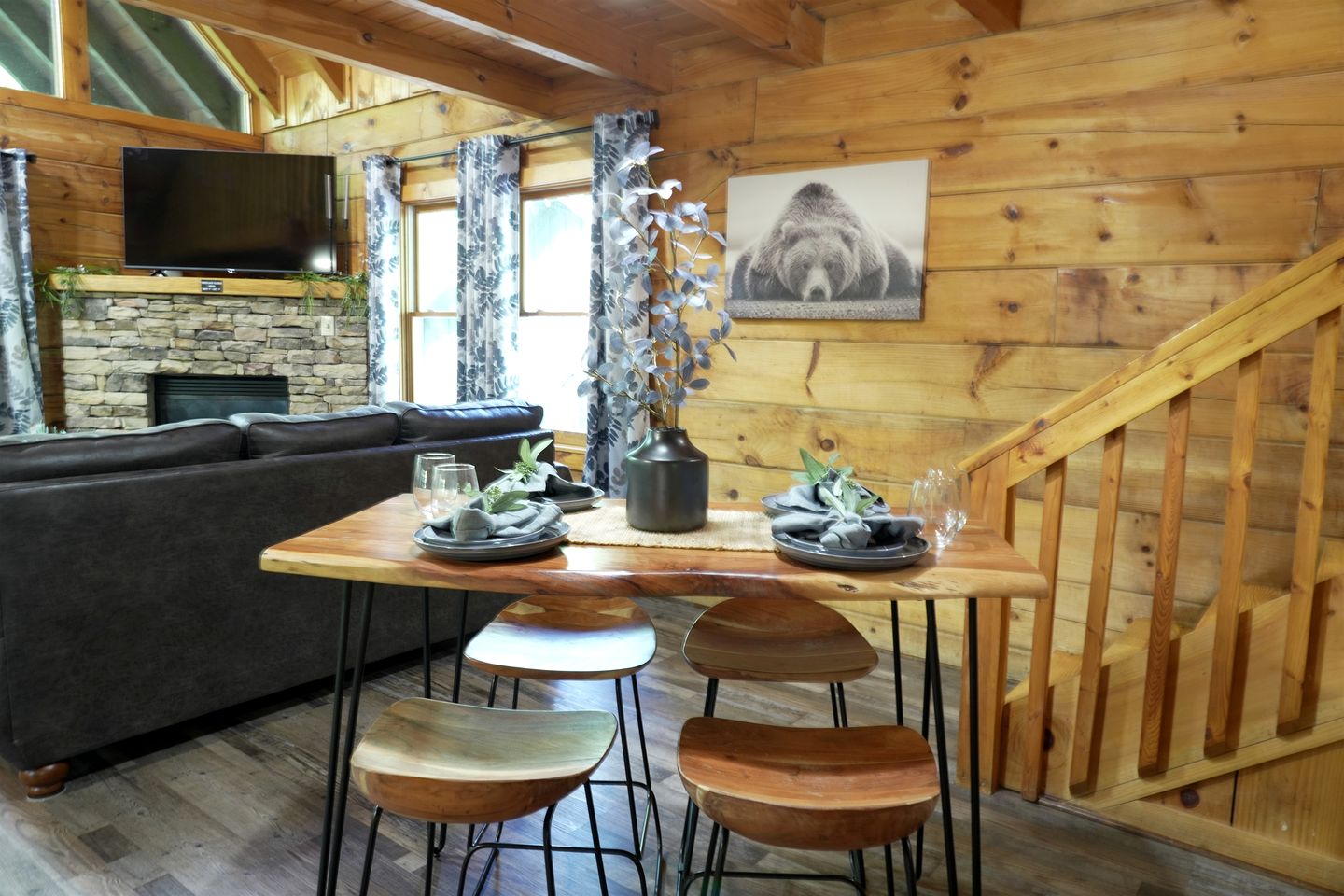 Charming Wooden Cabin with Hot-tub in Sevierville, Tennessee